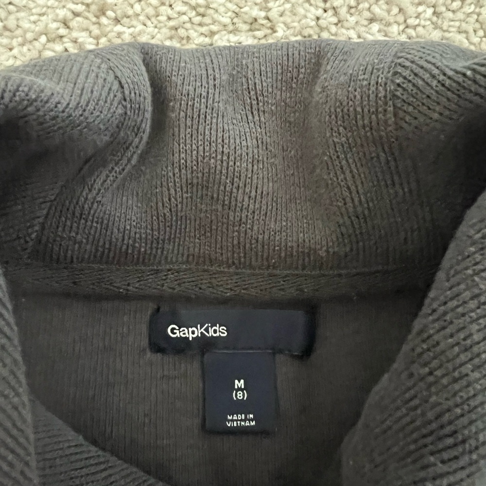 🔘GAP: Boy size M, charcoal pullover sweater w/buttons & front pocket, preowned🔘 - Picture 2 of 10